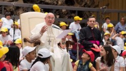 Miles de niños entrevistan al papa; le preguntan por la paz