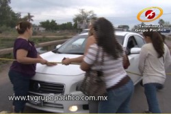 Padres de familia toman la calle base que conduce a Providencia