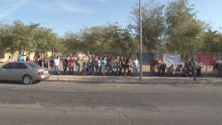 Padres de familia exigen se construya barda en escuela