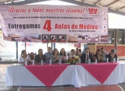 Equipa Casa Ley a través de la organización UNETE 4 aulas de medios en escuelas de educación básica.