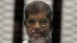 Condenan a muerte a ex presidente islamista Mursi