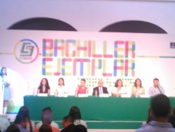 Entregan reconocimientos a 25 estudiantes ejemplares