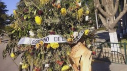 Corona de flores,no fue broma, en realidad no la tiraron a la basura.
