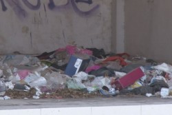 Convierten a un edificio deshabitado en un tiradero de basura
