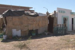 Ayuda la población a la Señora  Joaquina Segura con láminas