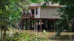 Cientos de personas huyen de las inundaciones en Texas, hay 17 muertos
