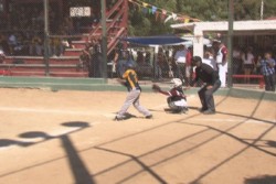 Playbol en los distritales de beisbol en la Colhuacan