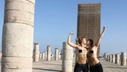 Dos activistas de Femen se fotografían desnudas en monumento marroquí