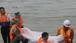 Familiares esperan noticias tras naufragio en China; más de 400 desaparecidos