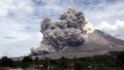 6 mil indonesios evacuados por el riesgo de erupción del volcán Sinabung