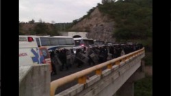Normalistas y policías se enfrentan en Tixtla, Guerrero