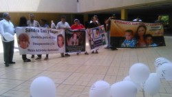 Se manifiestan familiares de desaparecidos en Palacio de Gobierno