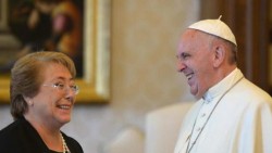 El papa y Bachelet conversan sobre pobreza, familia y política