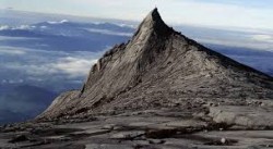 Se registra sismo en Malasia; deja 130 montañistas atrapados en el monte Kinabalu