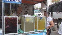Mitigar el calor con agua y nieve.