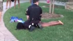 Policía en EU somete con violencia a niña y apunta con su arma a otros menores
