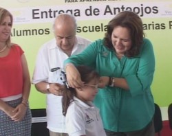 Entregan lentes a estudiantes de educación básica en Escuelas del sur del Estado.