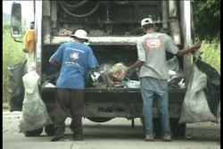 Vándalos destruyen contenedores de basura.