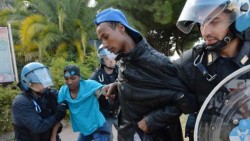 Policía italiana desaloja a migrantes en paso fronterizo con Francia