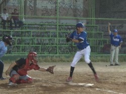 Licenciados toman ventaja en la final del Softbol de la Comunicación