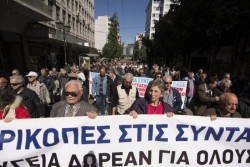 Miles marchan en Grecia, piden permanecer en la eurozona.