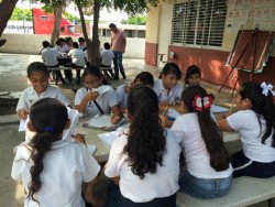 Toman clases al aire libre alumnos de la Escuela Primaria 13 de Septiembre por falta de subestación eléctrica