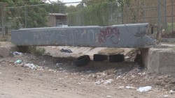 Puente en malas condiciones, aunado a un arroyo con llantas