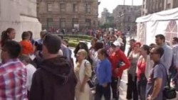 Largas filas en tercer día de exposición de Da Vinci y Miguel Ángel en Bellas Artes