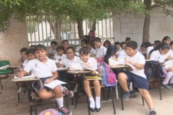 Toman clases fuera de su salón por no contar con aire acondicionado