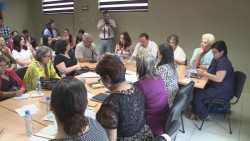 Se reúnen asociaciones de mujeres con diputados a favor de ley de niños y adolescentes