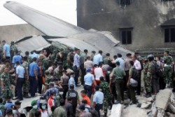 Avión militar se estrella en Indonesia, hay al menos 55 muertos.