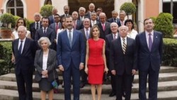 Reyes de España se reúnen con representantes de la sociedad mexicana