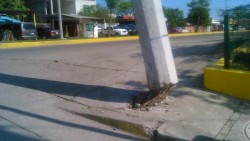 Peligroso poste de luz a punto de caer