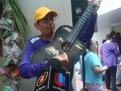 Artista urbano arranca sonrisas al improvisar canciones.