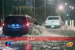 Sepulta agua acumulada en paso desnivel a camioneta