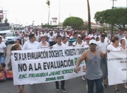 Cientos de maestros protestan contra la Evaluación y las medidas de la Reforma Educativa.