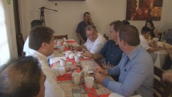 Panistas se reúnen para conciliar apoyo a Ricardo Anaya y la reunión se sale de contexto