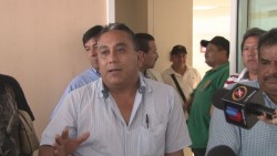 Choferes se molestan con la DVyT por suspension de gafetes