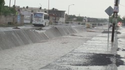 Desaparece menor al ser arrastrado por la corriente de agua de un arroyo en Culiacán