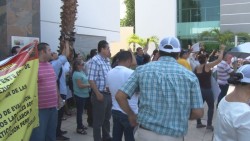 Se plantan maestros de la CNTE , en rechazo a la evaluación y Reforma Educativa