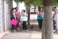 Denuncian condicionamiento de documentos por cuotas escolares