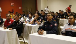 Bomberos participan en curso sobre técnicas de rescate vertical.