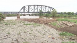 Luego de la lluvia, la presa derivadora se llena de basura.