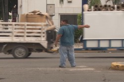 Ciudadano realiza labores de agente vial, en cruce con semáforo averiado