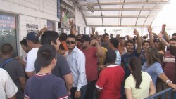 Aficionados se quejan en las taquillas del Banorte