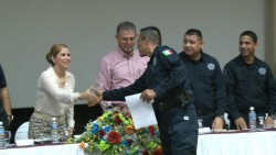 200 policías culminan el nivel medio superior