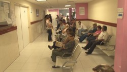 Pese a deficiencias, derechohabientes temen privatización de IMSS e ISSSTE.