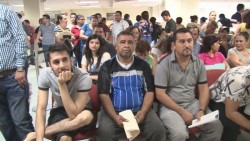 Aprovechan ciudadanos vacaciones para hacer trámites.