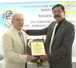 Entregan reconocimiento a miembros de SERTOMA México.