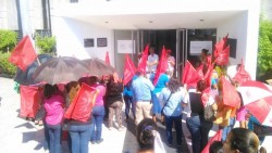 Decenas de familias se manifiestan en SEDESOL